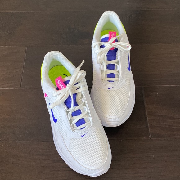 Women’s Nike AirMax - Picture 2 of 3